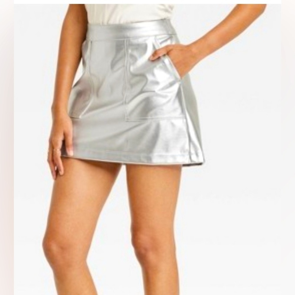 Silver metallic mini skirt with 2 pockets. Zipper and hook in back. NWT, size S